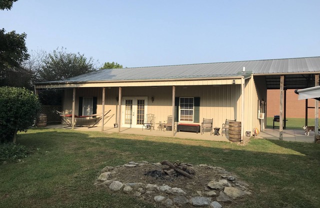 Kentucky Derby Guest House < 16 guest !