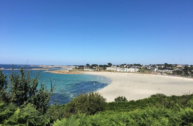 "Keramuze: comfortable sea-view gîte with terrace and small garden. Beach 200m away