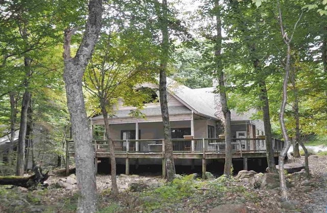 Kick back at Virginia’s premier ski and golf resort