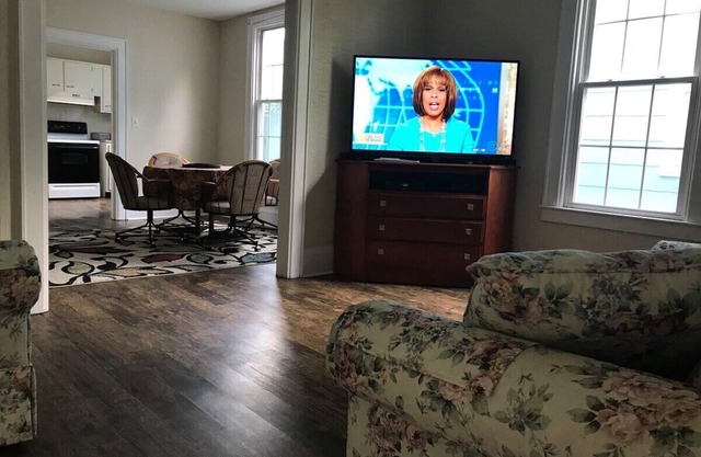 King & 2 Queens 55” Smart TV cable Convenient