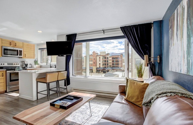 King Bed -Chic Mountain Studio, Ski-In-Ski-Out and Steps From Historic Main St.