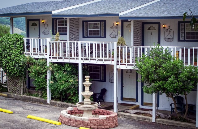 King Bed/Kitchenette/Lake View
