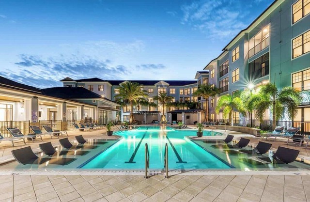 King Bed, Pet-Friendly, 15 Min to Parks, Amenities