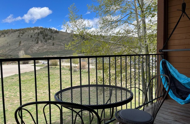 King Bed Studio- Resort Pool! Hot Tubs! Sleep 4! RMNP! Winterpark! Granby Ranch!