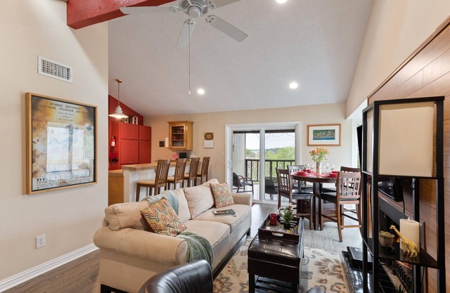 King bed, view, patio, .33 miles to Barton Springs/Zilker Park, @2 miles to DT!