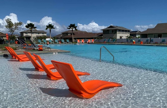 King Bed w/ pool. Prime Location. Assigned Parking. Family Friendly!