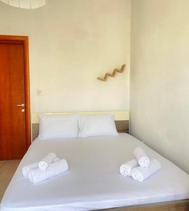 KING Double Bedroom with Private bathroom with Shared Apartment next to bus stop! Best for tourists!