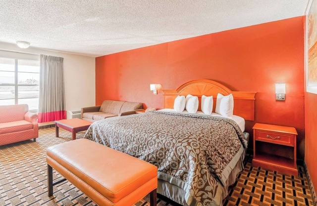 King Room with Private Bath & Desk – Great Choice for Hwy 287 Travelers