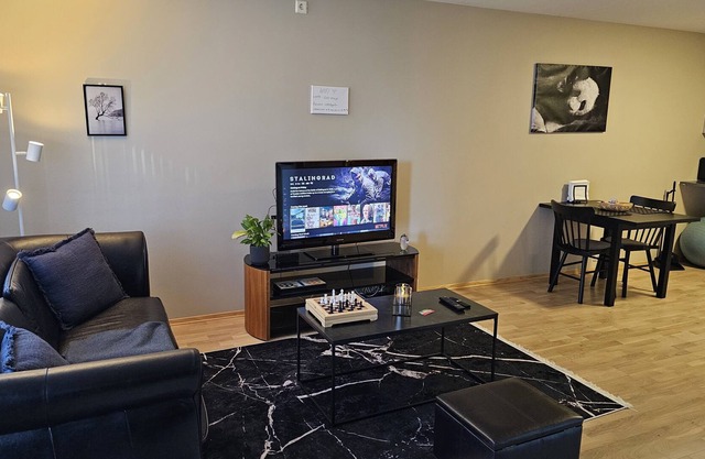 King Size bed plus 4beds with free parking indoor.