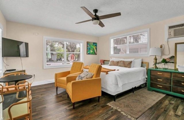 King Suite 101:Retro King Suite w/Kitchenette