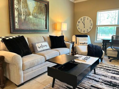 King Suite, 2 Bed 2 Bath, Sleeps 6