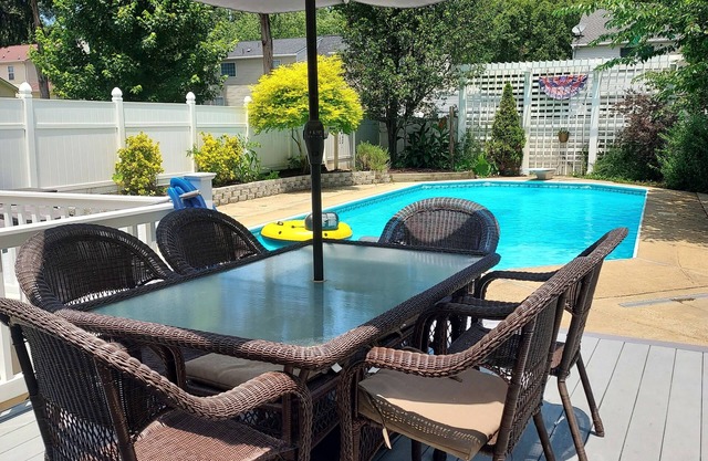 King Suite Retreat with private Pool cottage home Smithfield Virginia