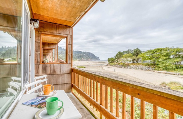 King Suite, Smart TVs, Oceanview Balcony Enhance This Upstairs Neskowin Condo!