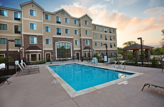 King Suite w/Free Breakfast Included! Outdoor Pool, Near Downtown Austin