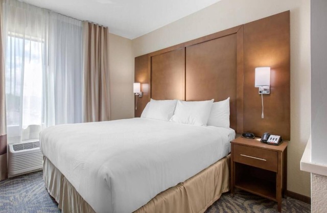 King Suite with Roll-in-Shower - Accessible/Non-Smoking