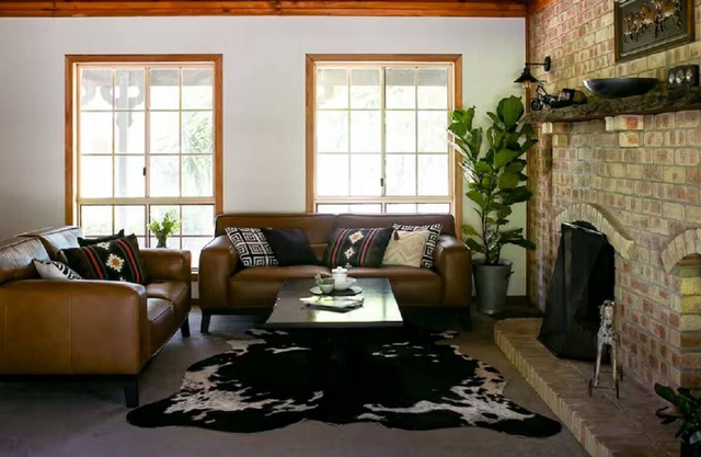 Kingfisher Lodge: country retreat with king beds, fireplace & pool on 2 acres