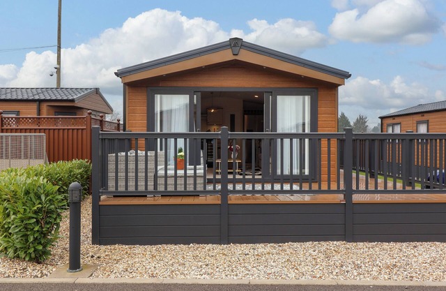 KINGFISHER LODGE, with a garden in Evesham