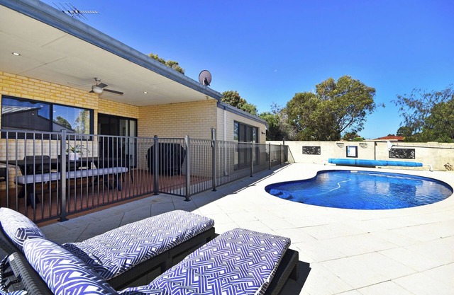 Kinross Heaven 4-bedroom 2-bathroom home with sparkling pool + pool table
