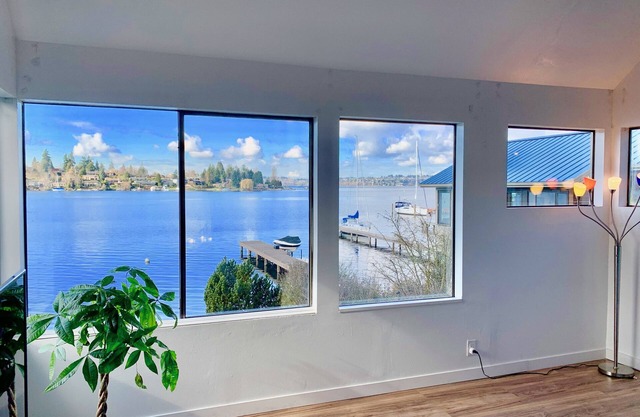 Kirkland Lake House - Private Dock on Lake Washington near downtown bellevue!
