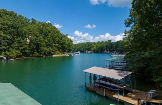 Knot On Call Lake House + HOT TUB