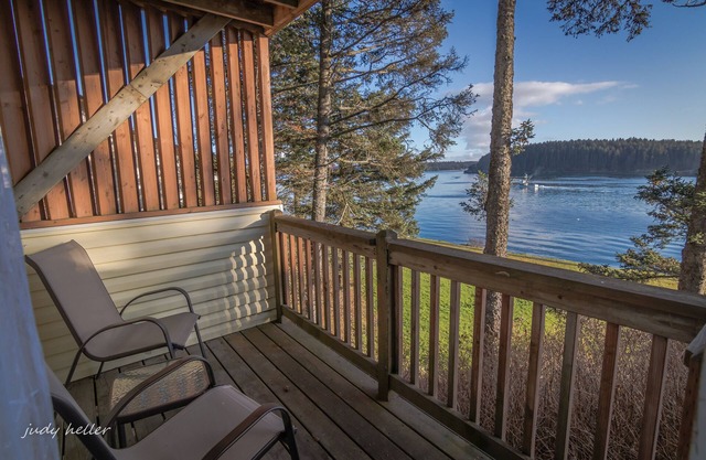 Kodiak Awesome View Vacation Rentals: The Captains Quarters