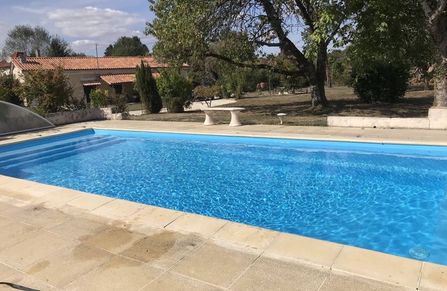 LA CHARMETTE rural cottage with swimming pool: ideal for holidays or remote work
