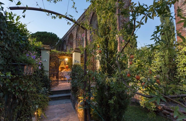 LA DIMORA DEI CONTI: Indulge in a Country Farmhouse Apartment with Jacuzzi Facing the Town!