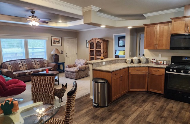 La Hacienda: Charming 3-Bed, 2-Bath Retreat in the Scenic Ruidoso Mountains.