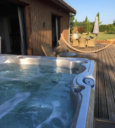 La Longère de Chillac campagne chic jacuzzi