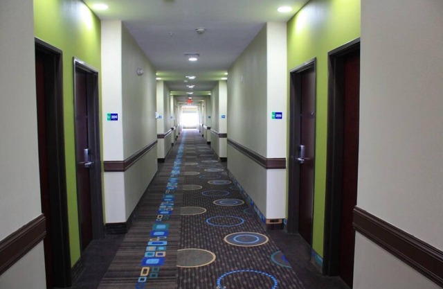 La Plaza Inn & Suites