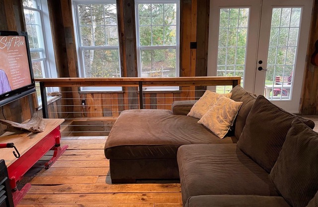 La Porte de la Rouge- CITQ 295114 Straight on Red River close to Tremblant!