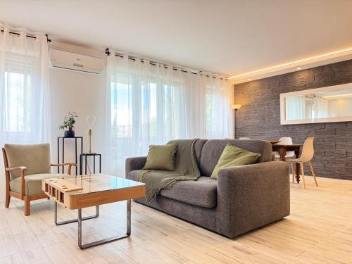 LA PROVENCE- 75m2 of Light & Charm, Modern Family apartment, Pool & private Parking near Avignon, Fully renovated with interior-architect design