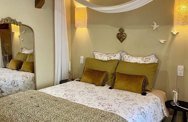 La Suite Drômoise 1809 Country chic accommodation with Spa bath
