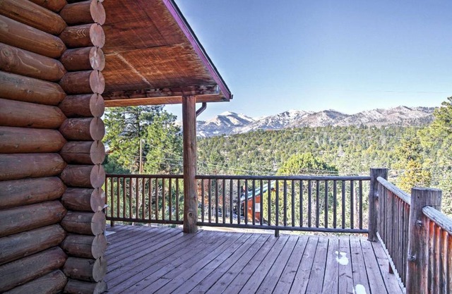 Lacys Log Cabin Alto Home with Mountain Views!