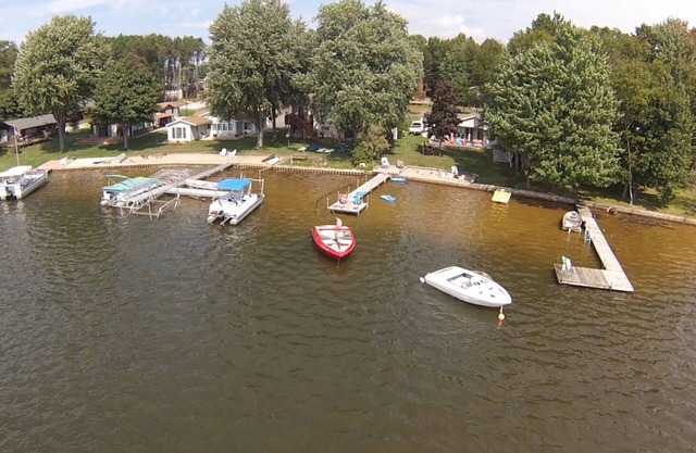 Ladd's Lake House - 3 Bedroom, 2 bath, lakefront, walkout ranch to sandy beach.