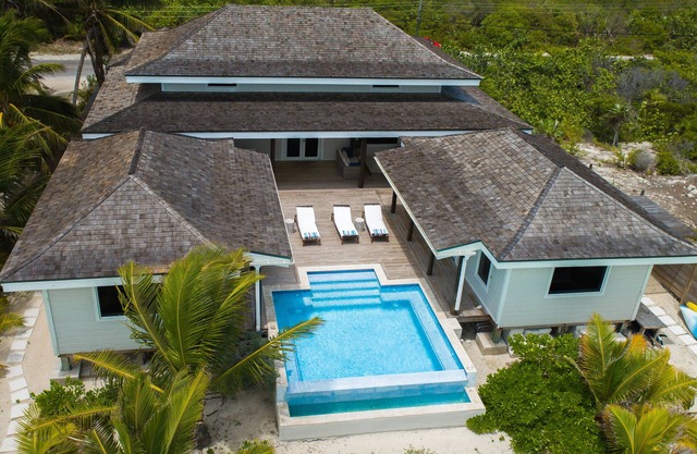 Lady Blue Sits On Beautiful Tar Bay Beach-Features Infinity pool/Outdoor Living