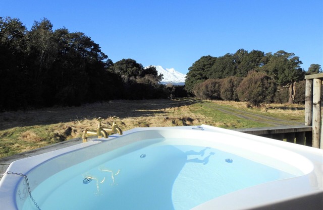 Lahar Alpine Retreat - Hot Tub, Mountain Views & Secluded Bush Setting