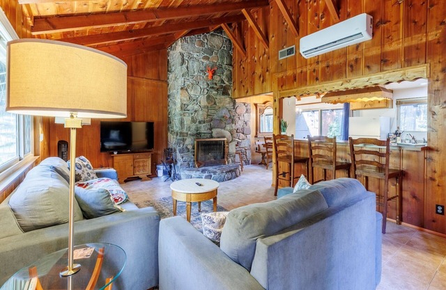 Laid-back Creekside Cabin Walkable to Town