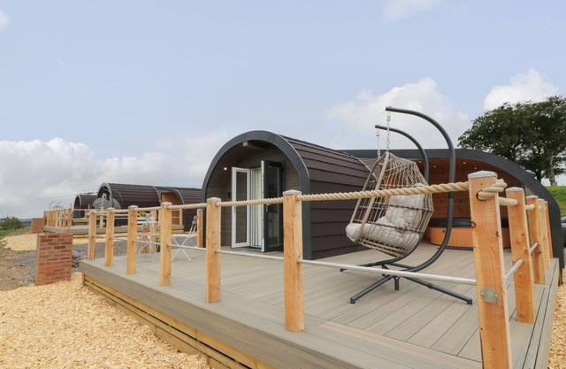 LAIRD LODGE 3, with hot tub in Lochmaben