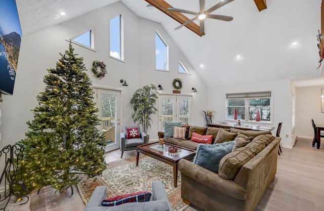 Lake Access! Brier Crest Retreat, Huge 3 Floor, Home Theater