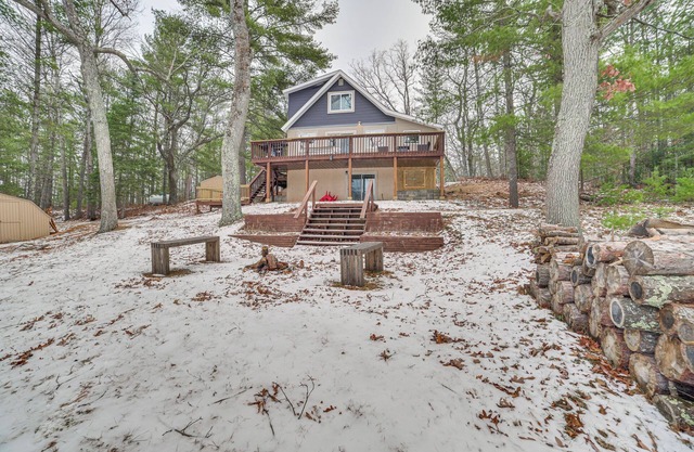 Lake Access & Dock: Remote Mio-Area Cottage