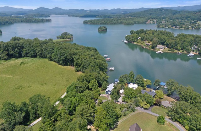 Lake Breeze Cottage by Chatuge Home Concierge Lake access, fire pit, hot tub, canoe, kayak