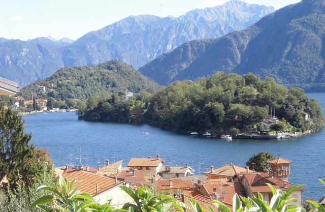 Lake Como villa with garden and spectacular view of the lake and mountains.
