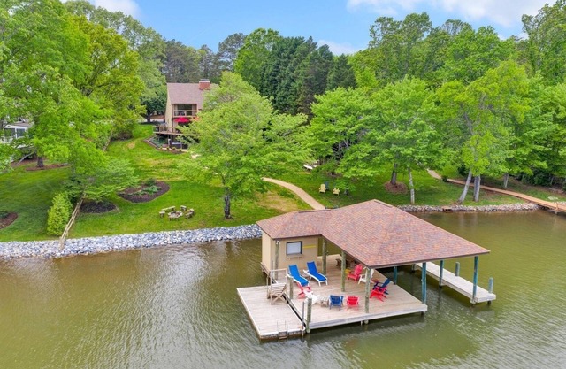 LAKE Dancing Water! Sleeps 10, Private dock!