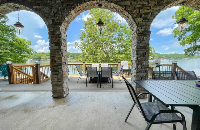 Lake Escape - 9 Bdrm w/Awesome Decks & Dock