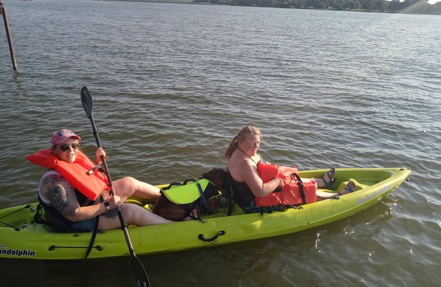 Lake front house. cool, pet friendly with fire pit & grill.