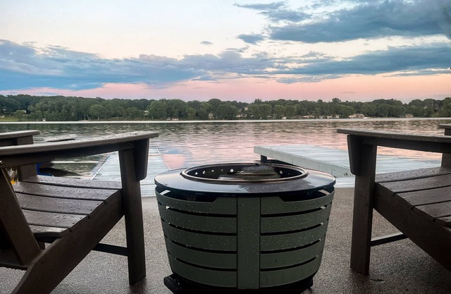 Lake front retreat-Fire-Pit, Private Dock, Water toys provided, Fish off dock!