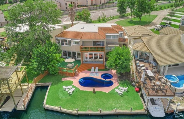Lake front retreat with pool, spa, golf, fishing, boat slip, 4 bed, 4 bath sleeps 21