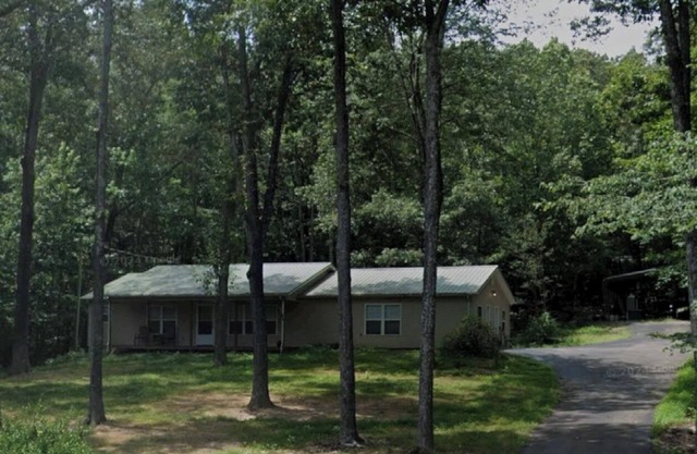 Lake House 4-bedroom/4 bath in Buchanan 1 Mile behind Paris Landing Marina.