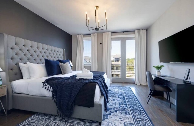 Lake House for 10, 20 min to DT